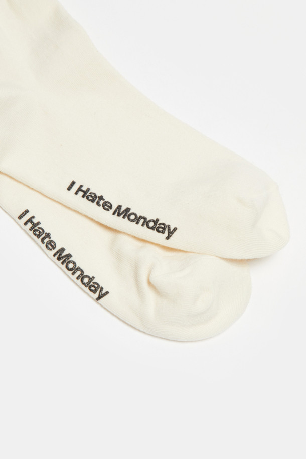 [IHM] 셔링 비즈 비딩 삭스 (아이보리)는 여성스러운 페미닌 무드와 시크한 스타일을 동시에 연출할 수 있는 양말입니다. 아이보리 컬러의 무지 디자인에 셔링 디테일과 비즈, 진주, 큐빅 장식이 더해져 고급스러운 포인트를 더합니다. 데이트룩, 모임룩 등 특별한 날 시크하면서도 세련된 스타일을 완성해 보세요. 클래식한 무드로 어떤 룩에도 잘 어울려 활용도가 높습니다.
