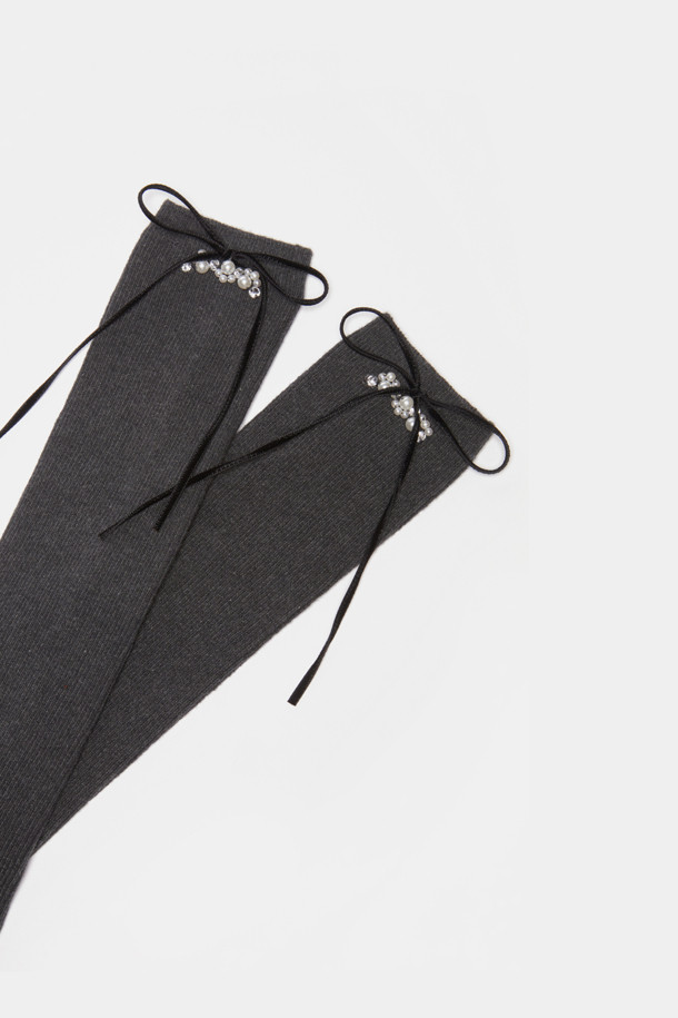 [IHM] 리본 니삭스(grey)는 부드러운 벨벳 소재로 제작되어 우아하고 화려한 무드를 연출하는 여성 니삭스입니다. 앙증맞은 리본, 진주, 크리스탈 장식이 더해져 시크하면서도 러블리한 매력을 선사합니다. 무지 디자인의 그레이 컬러는 어떤 스타일에도 잘 어울리며, 데이트룩, 모임룩, 파티룩 등 다양한 TPO에 활용 가능합니다. 로맨틱, 시크, 클래식 스타일을 즐겨 입는 여성분들께 추천합니다.
