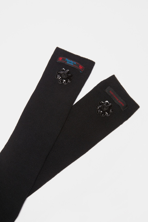 [IHM] 플라워 라벨 삭스(블랙)는 유니크하면서도 시크한 감성을 표현하는 양말입니다. 블랙 컬러에 라벨과 플라워 디자인 장식이 더해져 포인트를 줍니다. 쫀쫀한 착용감과 부드러운 촉감으로 편안하게 집콕룩 또는 출근룩을 연출할 수 있습니다. 미니멀한 스타일을 즐기는 분들께 추천하며, 데일리 아이템으로 활용하기 좋습니다.
