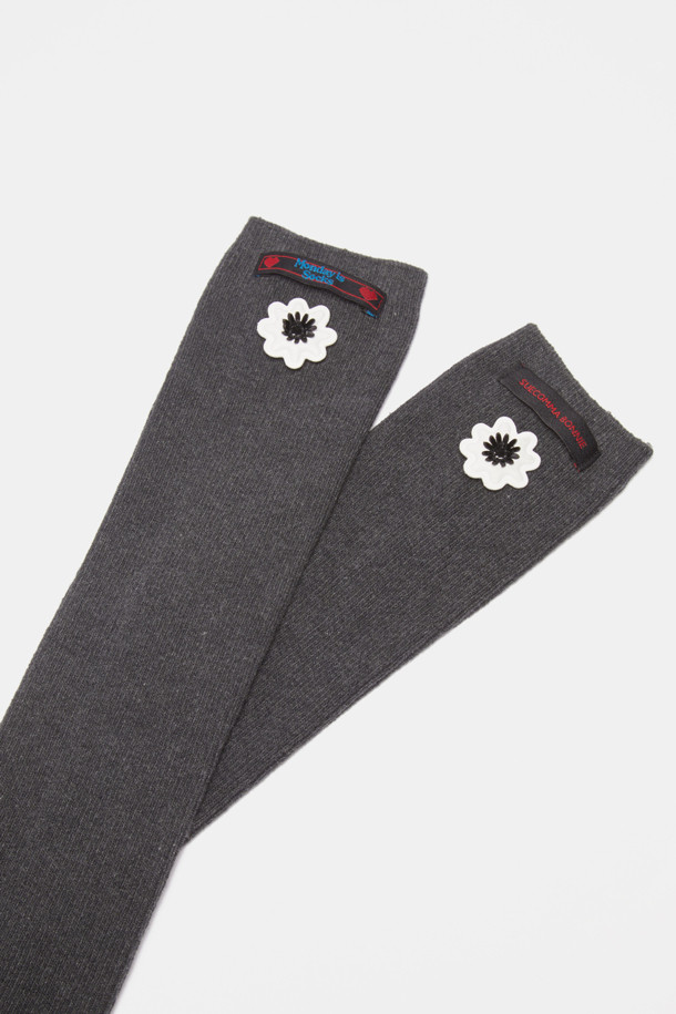 [IHM] 플라워 라벨 삭스(grey)는 회색 바탕에 볼륨감 있는 플라워 장식이 돋보이는 양말입니다. 부드러운 면 소재로 제작되어 편안한 착용감을 선사하며, 사계절 내내 활용하기 좋습니다. 쫀쫀한 착용감으로 활동성을 높였으며, 캐주얼, 미니멀, 로맨틱 스타일 모두 소화 가능합니다. 동네 마실룩, 산책룩, 집콕룩 등 다양한 TPO에 맞춰 스타일링 해보세요. 플라워 라벨 디자인으로 포인트를 더해 당신의 패션 감각을 뽐내 보세요.
