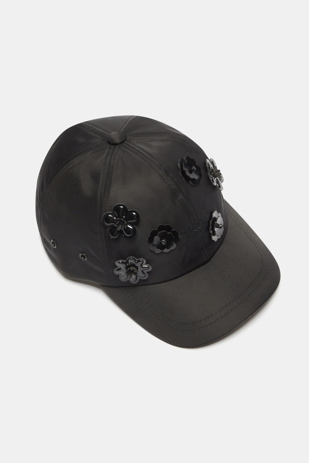 뉴 플라워밤 볼캡(블랙)은 일상에서 세련되게 연출하기 좋은 볼캡입니다. 가볍고 부드러운 폴리에스터 소재로 제작되어 편안한 착용감을 선사합니다. 무지 디자인에 플라워 장식이 더해져 유니크하면서도 페미닌한 무드를 연출합니다. 캐주얼, 스트릿, 미니멀 등 다양한 스타일에 매치하여 자신만의 개성을 표현해보세요. 블랙 컬러로 어떤 옷에도 쉽게 코디할 수 있어 실용적입니다.
