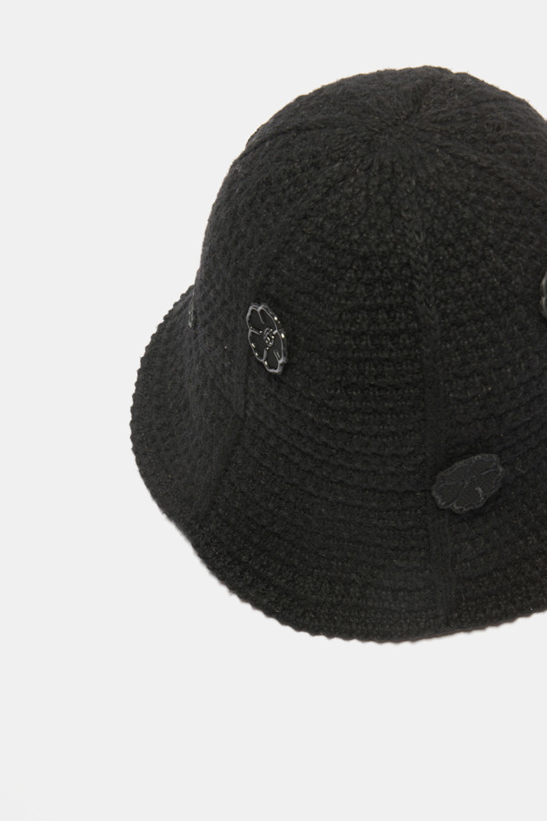 블랙 컬러의 New blossom bucket hat(뉴 블라썸 버킷 햇)입니다. 여성스러운, 캐주얼, 로맨틱 스타일을 연출하기 좋으며, 데이트룩, 카페룩, 봄 소풍룩에 매치하기 좋습니다. 봄, 여름, 가을에 착용하기 적합하며, 니트 소재로 제작되어 부드러운 착용감을 선사합니다. 라운드 형태의 플라워 패턴 패치와 꽃 스토퍼 디테일이 돋보이는 디자인입니다. 데일리룩에 포인트 아이템으로 활용하여 여성스러운 무드를 더해보세요.
