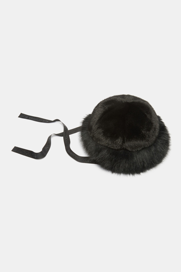 Furridge(퍼리지) 버킷 햇(블랙)은 부드러운 페이크 퍼 소재로 제작되어 겨울철 따뜻함과 스타일을 동시에 선사합니다. 하단 퍼 트리밍과 은은한 광택이 고급스러운 분위기를 더하며, 브랜드 로고가 새겨진 골지 리본 스트랩으로 포인트를 주었습니다. 블랙 컬러의 무지 디자인은 어떤 스타일에도 잘 어울리며, 클래식, 미니멀, 걸리시한 룩을 연출할 수 있습니다. 데이트룩, 연말 모임룩 등 다양한 TPO에 활용하여 특별한 날을 더욱 돋보이게 해보세요. 보온성을 갖춘 두꺼운 두께감으로 추운 날씨에도 따뜻하게 착용할 수 있습니다.
