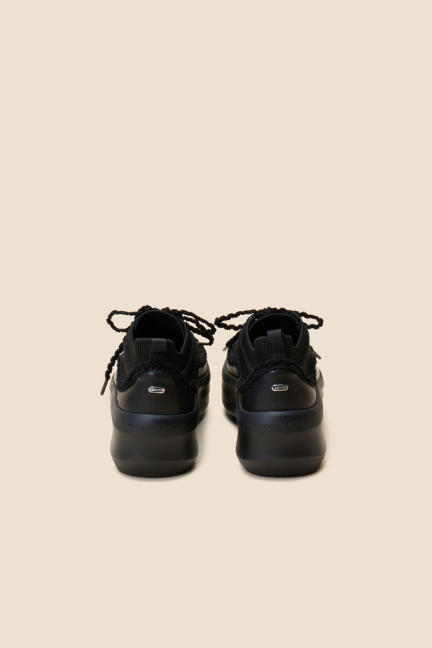 Lumpy sneakers(black)는 여성들을 위한 사계절용 여성 운동화입니다. 니트와 가죽 소재의 조화로 제작되었으며, 편안한 착화감을 제공하는 경량 플랫폼 창 디자인이 특징입니다. 블랙 컬러에 무지 패턴으로 어떤 스타일에도 쉽게 매치할 수 있으며, 레이스업 여밈으로 안정적인 착용감을 선사합니다.
