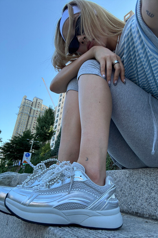 2025 딜라이트 스니커즈(실버)는 여성 고객을 위한 사계절용 여성 운동화입니다. 라운드 앞코 디자인에 가볍고 통기성이 좋은 합성가죽과 메시 소재를 사용하여 편안한 착용감을 제공합니다. 플랫 굽에 무지 패턴으로, 페미닌하면서도 클래식한 스타일을 연출하며, 일상 속 동네 마실룩에 적합합니다. 탈부착 가능한 진주 장식이 돋보이며 클래식 러너 실루엣과 레이스업 신발 여밈으로, 미니멀하고 캐주얼한 스타일을 완성합니다.
