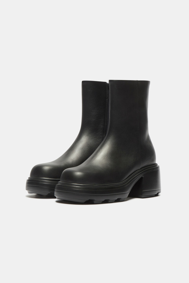 세련된 룩을 완성하는 Duggy 앵클 부츠(블랙)입니다. 소가죽 소재로 제작되어 고급스러움을 더하며, 7cm 청키힐이 다리가 길어 보이는 효과를 선사합니다. 라운드 앞코 디자인과 슬립온 스타일로 편안한 착용감을 제공하며, 가을/겨울 출근룩에 클래식, 미니멀, 시크한 분위기를 더해줍니다. IP 소재 창을 사용하여 접지력이 우수하고, 경량으로 활동성이 뛰어나며, 데일리 부츠로 손색없습니다.
