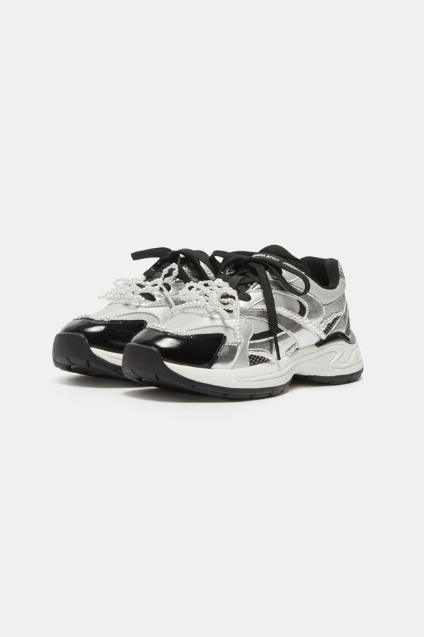 딜라이트 스니커즈(실버)는 여성스러운 무드를 연출하는 캐주얼 운동화입니다. 은은하게 빛나는 유광 소재와 라운드 앞코 디자인으로 편안하면서도 세련된 스타일을 완성합니다. 일상, 캐주얼 룩에 매치하기 좋으며, 봄, 여름, 가을 계절에 활용할 수 있습니다. 끈으로 조절하는 로우탑 디자인에 비즈 장식과 진주 오너먼트가 포인트로 더해져 스포티하면서도 페미닌한 매력을 줍니다. 동네 마실룩이나 산책룩에 가볍게 착용하여 스타일리시함을 더해보세요.
