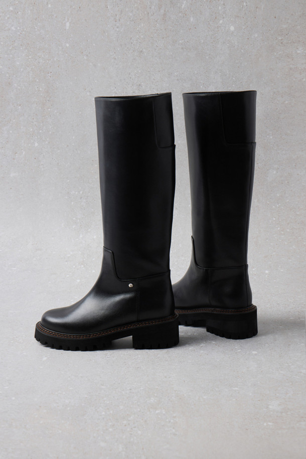 Fev_Young muze 롱부츠(블랙)는 여성용 롱부츠로, 가을과 겨울에 데일리룩을 완성하는 데 적합합니다. 미니멀하고 시크한 스타일을 추구하는 분들께 추천하며, 소가죽 소재로 제작되어 고급스러운 착용감을 선사합니다. 블랙과 브라운 두 가지 색상으로 출시되었으며, 볼드한 아웃솔과 러기드 아웃솔, 불꽃 참 장식이 포인트입니다. 미끄럼 방지 기능이 있어 안정적인 착용이 가능하며, 무지 디자인으로 다양한 스타일에 매치하기 용이합니다.
