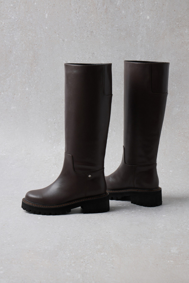 Fev_Young muze 롱 부츠 (브라운)는 소가죽 소재의 여성 롱 부츠입니다. 라운드 앞코와 플랫 굽으로 편안한 착용감을 제공하며, 가을, 겨울철 데일리룩, 산책룩, 모임룩에 잘 어울립니다. 미니멀한 디자인에 러기드 아웃솔, 미끄럼 방지 기능이 더해져 실용성을 높였습니다. 롱 부츠 탑라인에 불꽃 참 장식이 포인트로 더해져 클래식, 미니멀, 캐주얼 스타일을 연출할 수 있습니다.
