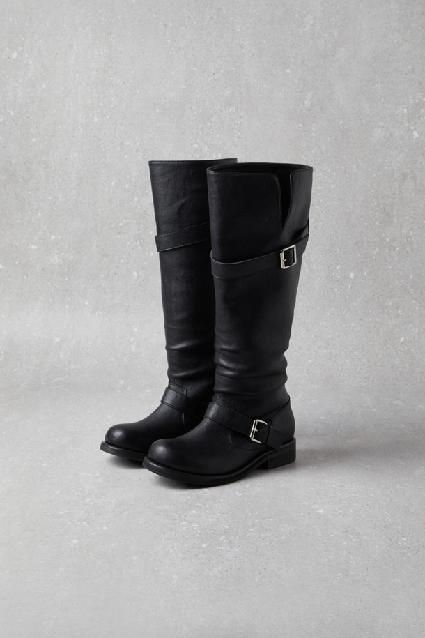 Fev Comfy (페브 컴피) 버클 슬라우치 부츠(블랙)는 라운드 앞코에 중간 굽, 통굽 디자인으로 편안함을 강조한 여성 부츠입니다. 라미네이팅 가죽 소재에 은은한 광택이 고급스러움을 더하며, 상단과 발등의 메탈 버클 장식이 시크한 포인트를 더합니다. 슬라우치 탑라인으로 다리가 더욱 슬림해 보이는 효과를 주며, 필요에 따라 접어서 미디 부츠로도 활용 가능합니다. 데이트룩, 모임룩 등 다양한 TPO에 클래식, 미니멀, 시크한 스타일을 연출하기 좋습니다. 블랙 컬러의 무지 디자인으로 어떤 옷에도 쉽게 매치하여 스타일리시한 룩을 완성할 수 있습니다.
