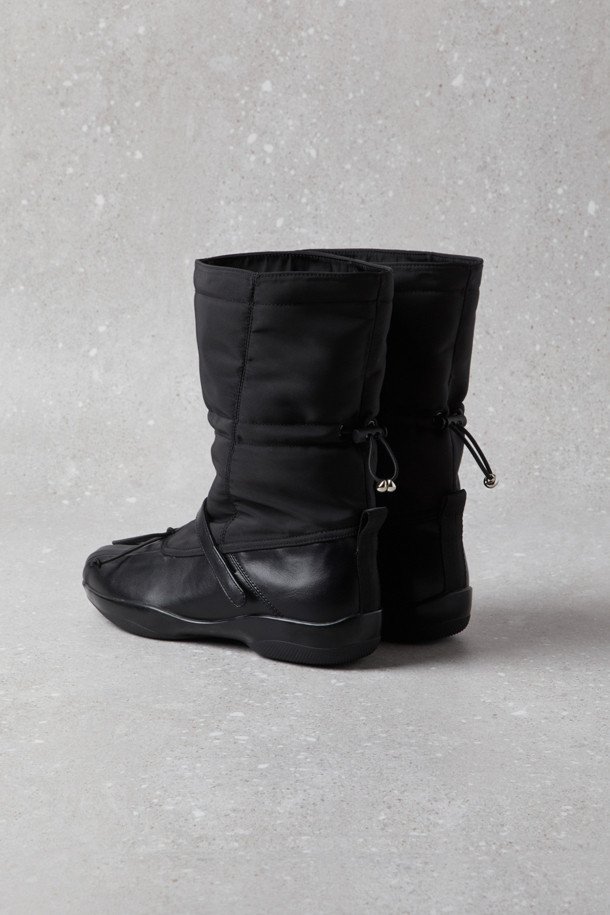 Fev_Comfy 슬라우치 부츠(블랙)는 여성 고객을 위한 신발입니다. 가을, 겨울 시즌에 어울리는 이 부츠는 미드컷 탑라인과 무지 패턴으로, 클래식, 미니멀, 캐주얼 스타일에 매치하기 좋습니다. 일상 또는 출근룩, 모임룩에 착용하기 좋으며, 후면 스트링으로 실루엣 조절이 가능합니다. 부드럽고 유연한 소재와 가벼운 착화감, 컴포트 스타일의 슬라우치 디자인이 특징입니다. 굽 높이는 미들 굽으로 편안함을 더했습니다.
