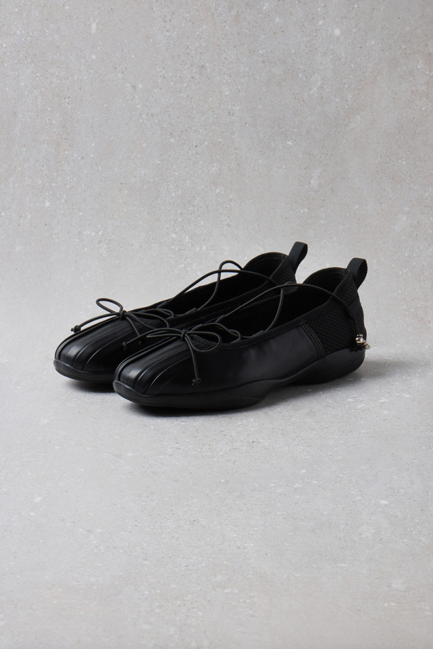 Fev(페브) Comfy 발레 스니커즈(블랙)는 여성용 발레 스니커즈입니다. 봄, 여름, 가을 계절에 맞춰 일상, 동네 마실룩, 카페룩, 산책룩 등 다양한 TPO에 활용하기 좋습니다. 라운드 앞코와 플랫 굽 디자인으로 편안함을 강조했으며, 메시 소재와 쿠션 인솔이 편안한 착용감을 선사합니다. 클래식, 미니멀, 걸리시 스타일을 모두 소화하며, Fev 심볼 참 장식, 힐 탭 디테일, 앞코 주름 디테일이 돋보입니다. 블랙 컬러의 무지 패턴으로 어떤 옷에도 쉽게 매치할 수 있는 데일리 아이템입니다.
