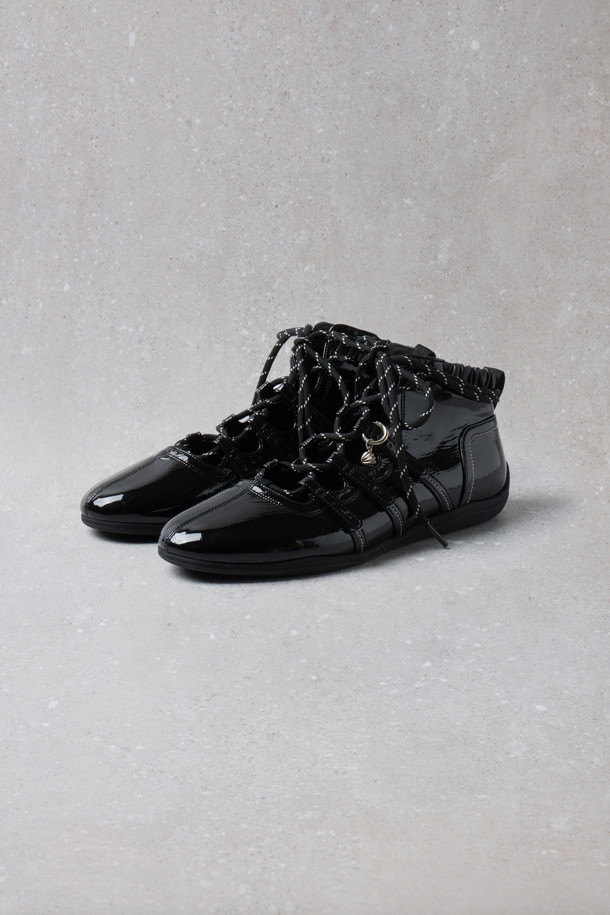 Fev_Comfy highline flat(블랙)은 여성스러운 스타일을 완성하는 플랫슈즈입니다. 블랙 컬러의 에나멜 소재로 제작되어 글로시한 텍스처를 자랑하며, 라운드 토 디자인으로 편안함을 더했습니다. 발목을 감싸는 탑라인과 3줄 스트랩 디테일이 돋보이며, 뒤꿈치 밴딩 처리로 안정적인 착용감을 선사합니다. 레이스업 또는 스트랩 방식으로 신발 끈을 묶을 수 있으며, 리본 브로치 또는 금속 장식으로 포인트를 줄 수 있습니다. 데이트룩, 쇼핑룩, 카페룩 등 다양한 TPO에 클래식, 미니멀, 걸리시 스타일을 연출하기 좋습니다.
