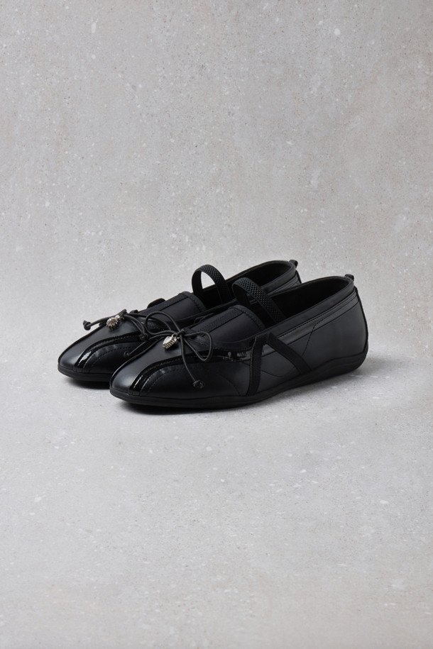 Fev_Comfy flat(블랙)은 여성스러운 무드를 연출하는 데일리 플랫 슈즈입니다. 부드러운 합성가죽 소재로 제작되었으며, 라운드 앞코와 메리제인 탑라인, 밴딩 스트랩 디자인으로 편안한 착용감을 선사합니다. 플랫 굽과 쿠션 인솔로 장시간 착용에도 발의 피로감을 덜어줍니다. 리본, 참 장식, O링 금속 장식으로 포인트를 더해 페미닌한 스타일을 완성하며, 데이트룩, 동네 마실룩, 카페룩 등 다양한 TPO에 활용할 수 있습니다. 클래식하고 미니멀한 스타일을 선호하는 분들께 추천합니다.
