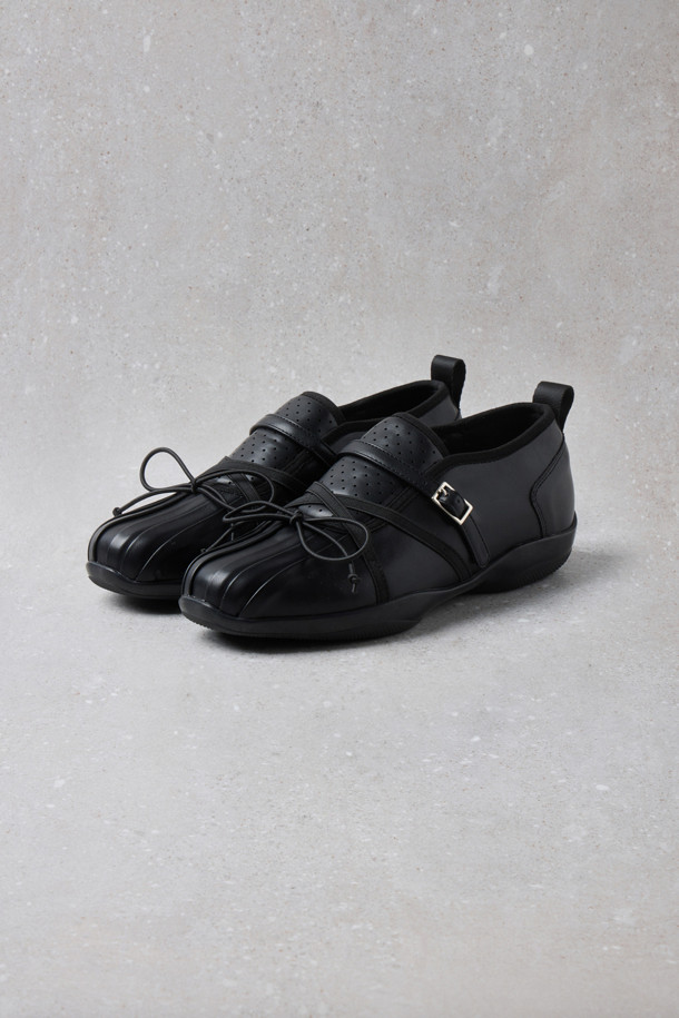 Fev_Comfy 베라 발레 스니커즈(블랙)는 여성스러운 스타일을 완성하는 발레 스니커즈입니다. 라운드 앞코 디자인에 블랙 컬러, 무지 패턴으로 어떤 룩에도 잘 어울립니다. 합성가죽 소재에 펀칭 디테일, 힐탭, 쿠션 인솔, 경량 디자인을 더해 편안한 착화감을 제공합니다. 메리제인 탑라인과 버클 및 스트랩, 리본 브로치 장착 가능으로 걸리시하고 클래식한 무드를 연출하며 데이트룩, 동네 마실룩, 카페룩에 매치하기 좋습니다. 봄, 여름, 가을 시즌에 활용하기 좋은 데일리 슈즈입니다.
