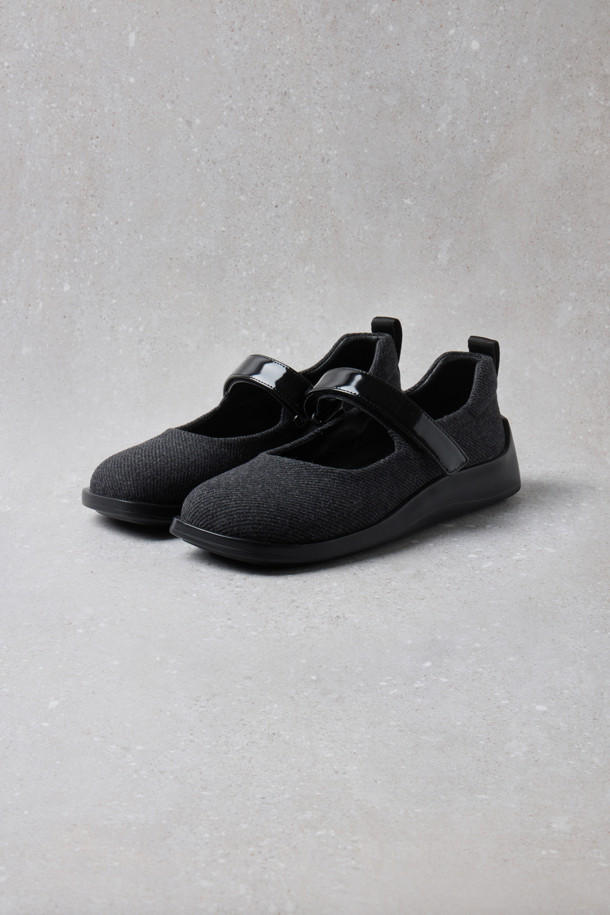 Fev_Young 뮤즈 메리 제인 스니커즈(그레이)는 여성용 메리제인 스니커즈입니다. 라운드 앞코 디자인에 벨크로 신발여밈으로 편안하게 착용할 수 있으며, 일상생활에서 활용하기 좋습니다. 경량 아웃솔과 유광 스트랩이 특징이며, 힐탭의 Fev 심볼 장식으로 포인트를 더했습니다. Fev 신꾸 액세서리를 추가하여 개성을 연출하거나, 리본 브로치로 걸리시한 스타일을 완성할 수도 있습니다. 봄, 여름, 가을 계절에 어울리는 캐주얼, 미니멀, 걸리시 스타일의 신발로 동네 마실룩이나 카페룩에 매치하기 좋습니다.
