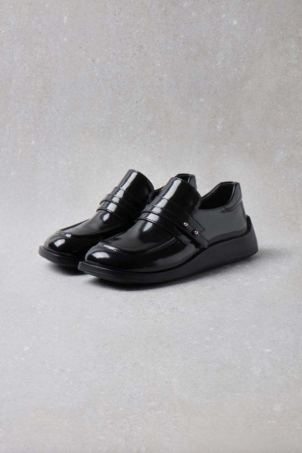 Fev_Young muze 로퍼(블랙)는 여성용 데일리 로퍼입니다. 봄, 가을에 착용하기 좋으며, 라운드 앞코와 플랫 굽으로 편안한 착용감을 제공합니다. 블랙 컬러의 무지 디자인으로, 오피스룩과 모임룩 등 다양한 TPO에 잘 어울립니다. 경량 아웃솔과 금속 장식 포인트가 돋보이며, 스트랩 탈부착 및 리본 브로치 장식으로 클래식하고 미니멀한 스타일을 연출할 수 있습니다. 가볍게 착용 가능한 로퍼를 찾으시는 분들께 추천합니다.
