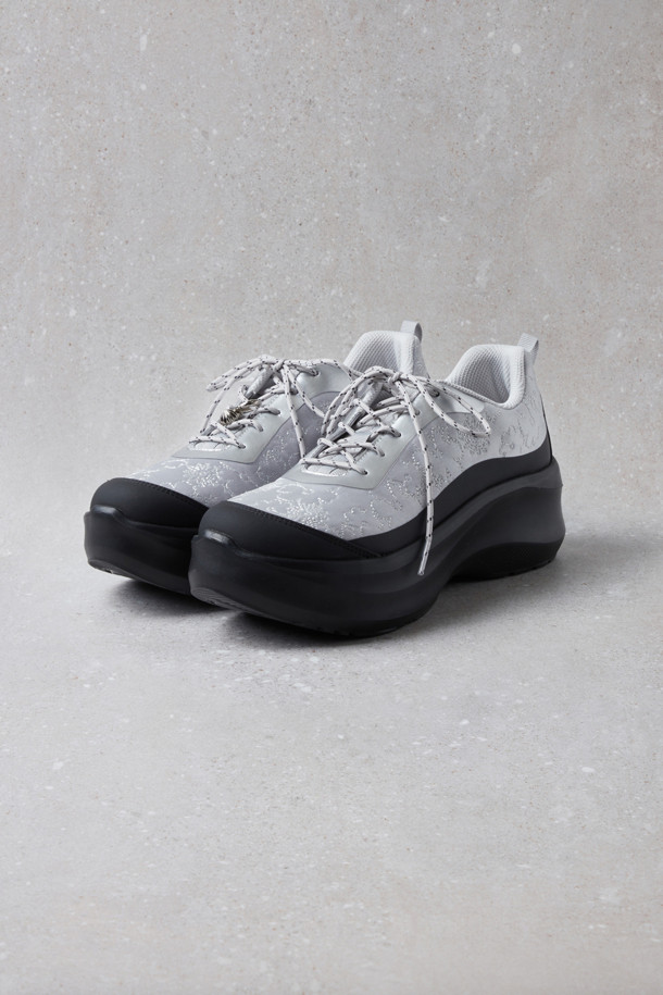 Fev_Foil 플랫폼 스니커즈(실버)는 여성스러운 데이트룩, 쇼핑룩, 카페룩을 위한 캐주얼, 미니멀, 걸리시 스타일의 플랫폼 스니커즈입니다. 실버 컬러에 라운드 앞코, 레이스업 여밈, 로우탑 디자인이 특징이며, 자수 패턴으로 포인트를 더했습니다. 부드러운 어퍼와 슬림한 디자인, 플랫폼 아웃솔이 편안함과 스타일리시함을 동시에 제공합니다. 키높이 효과를 더해 다리가 길어 보이는 효과를 주며, 앞코 러버 디테일과 리본 브로치, 금속 장식으로 개성을 연출할 수 있습니다. 봄, 여름, 가을 계절에 데일리 슈즈로 활용하기 좋습니다.
