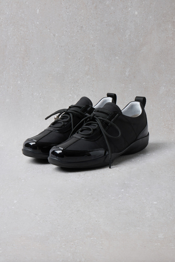 Fev_Foil 스니커즈(블랙)는 여성용 운동화입니다. 부드러운 합성가죽 소재에 라운드 앞코 디자인으로 편안한 착화감을 제공합니다. 무지 패턴에 로우탑 디자인, 레이스업 여밈으로 캐주얼, 미니멀, 클래식 스타일을 연출할 수 있습니다. 쿠션 인솔과 유연한 아웃솔, 힐탭 디테일, 펀칭 및 스티치 디테일이 돋보이며, 슬림한 실루엣으로 동네 마실룩, 산책룩에 적합합니다. 플랫 굽으로 편안함을 더했습니다.
