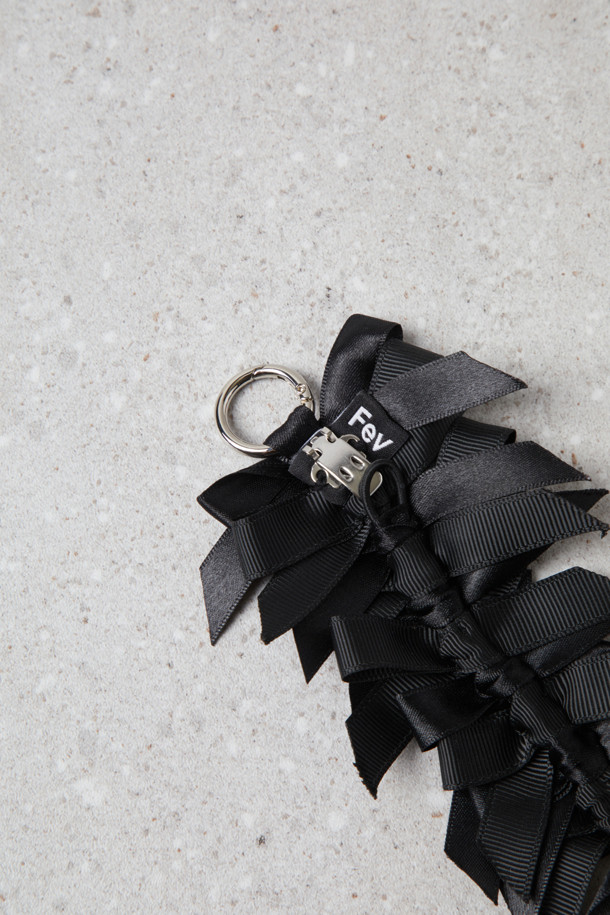 Fev(페브) 리본 브로치_large(블랙)은 겹쳐진 리본 디테일이 돋보이는 Fev(페브)의 시그니처 액세서리입니다. 블랙 컬러로, 데이트룩, 모임룩, 파티룩 등 다양한 TPO에 활용할 수 있습니다. 클래식, 걸리시, 미니멀 스타일을 즐겨 입는 분들께 추천합니다. 의류, 가방, 신발 등에 장식하여 포인트를 줄 수 있으며, 후면 장식용 고리가 부착되어 있어 편리합니다. 멀티웨이 디자인으로 다양한 스타일링을 연출해보세요.
