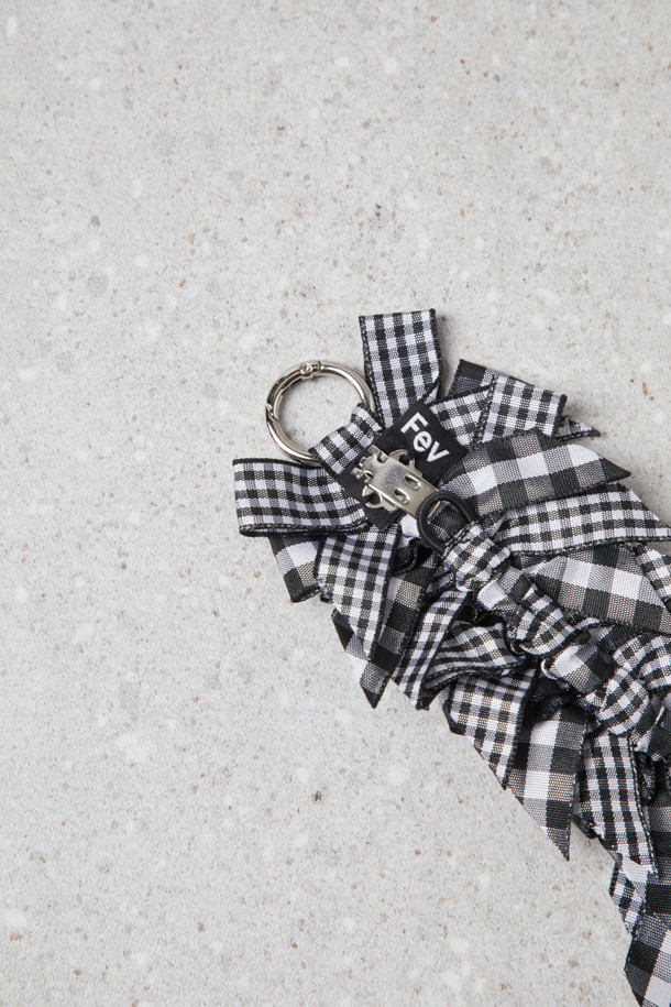 Fev(페브) 리본 브로치_라지(블랙 화이트)는 겹쳐진 리본 디테일이 돋보이는 FEV 시그니처 액세서리입니다. 블랙과 화이트 컬러의 조화로 다양한 룩에 포인트 아이템으로 활용하기 좋습니다. 체크 패턴과 리본 디자인이 클래식, 걸리시, 미니멀 스타일을 모두 아우르며, 데이트룩, 모임룩, 파티룩 등 TPO에 맞춰 다채롭게 연출할 수 있습니다. 의류, 가방, 신발 등 원하는 곳에 클립, O링, 고무링을 사용하여 간편하게 장식할 수 있어 실용적입니다.
