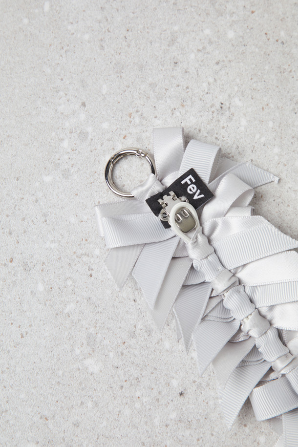 Fev(페브) Ribbon brooch_large(silver)는 겹쳐진 리본 디테일이 돋보이는 브로치입니다. 실버 컬러의 라지 사이즈로, 데이트룩, 모임룩, 파티룩 등 다양한 TPO에 활용하기 좋습니다. 클래식, 미니멀, 걸리시 스타일을 즐겨 입는 분들께 추천하며, FEV의 시그니처 액세서리입니다. 후면에는 장식용 고리가 다수 디자인되어 키링, 가방, 슈즈, 의류 등 폭넓게 활용 가능합니다.
