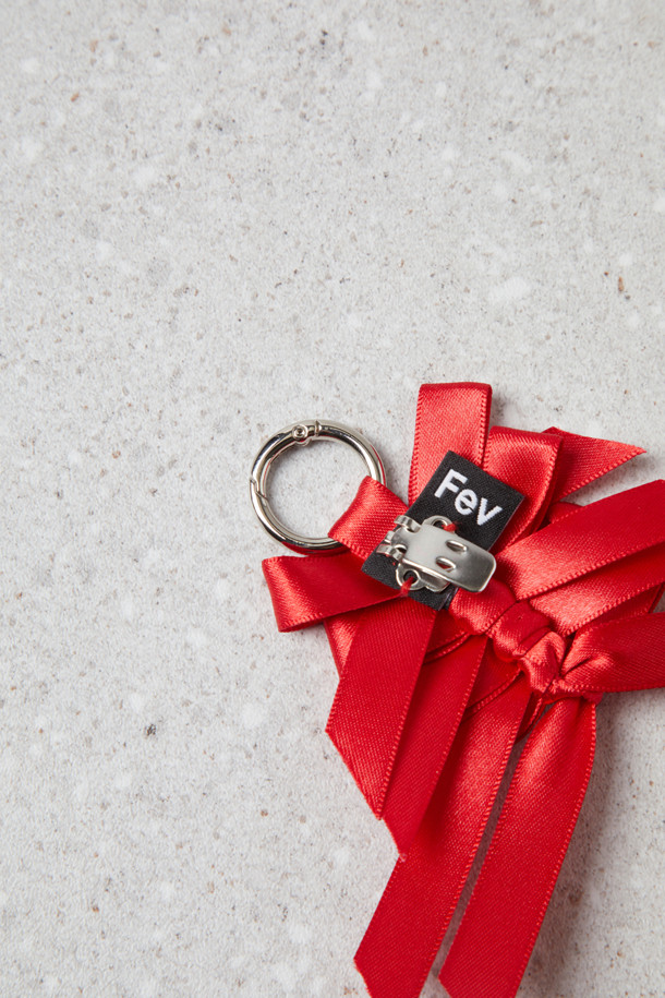 Fev(페브) 리본 브로치_small(레드)는 우아한 스타일을 연출하는 Fev(페브)의 시그니처 액세서리입니다. 겹쳐진 리본 디테일과 O링, 클립 디자인으로, 데이트룩, 모임룩, 파티룩에 포인트 아이템으로 활용하기 좋습니다. 클래식, 로맨틱, 걸리시 스타일을 즐기는 분들께 추천하며, 작은 사이즈로 가방, 의류 등에 간편하게 장식할 수 있습니다. 리본 후면에는 장식용 고리가 있어 다양한 방식으로 스타일링할 수 있습니다. "Love Bold Walk Free", 청춘과 열정을 표현하며 자유로운 표현을 추구하는 컨셉을 담았습니다.
