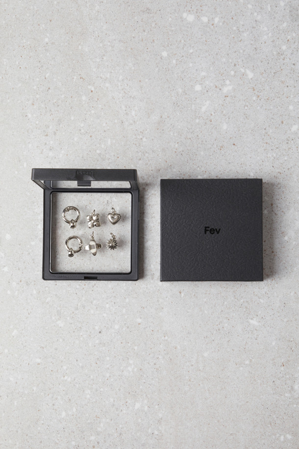 Fev_Charm set(실버)는 신발을 개성 있게 꾸며주는 슈즈 참 세트입니다. 메탈 소재로 제작되어 시크하고 미니멀한 스타일을 연출하며, 은은한 실버 컬러가 어떤 룩에도 포인트를 더합니다. 하트, 불꽃, 물방울 디자인의 참으로 구성되어 있어, DIY를 통해 나만의 스타일을 완성할 수 있습니다. O링과 결합하거나, 슈레이스에 단독으로 사용하여 데이트룩, 쇼핑룩, 동네 마실룩 등 다양한 TPO에 활용하기 좋습니다.
