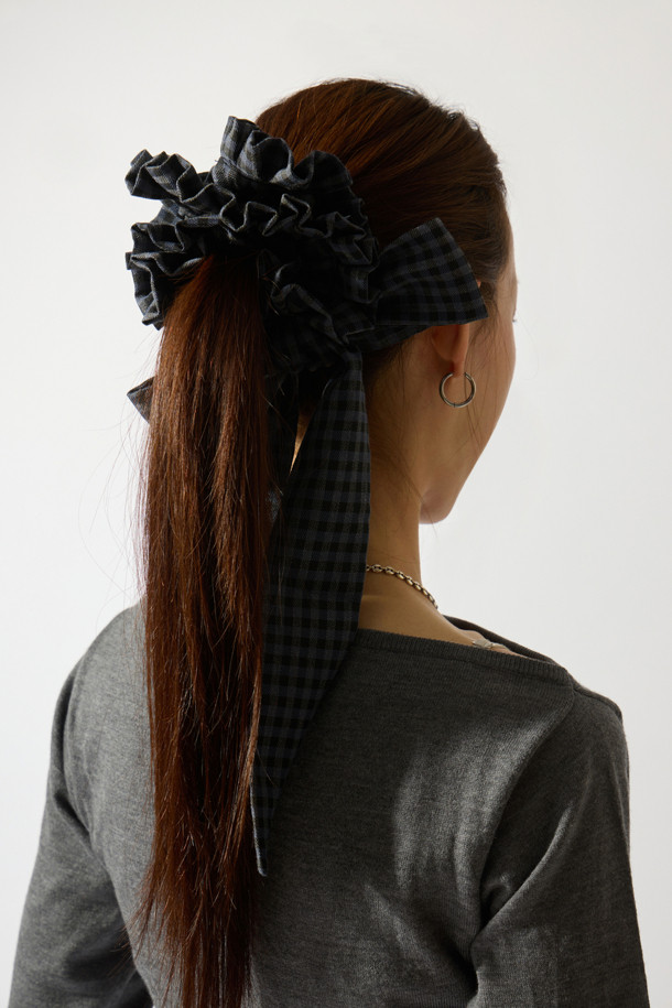 페브 러플 헤어 스크런치(네이비)는 여성스러운 스타일을 완성해 줄 헤어 액세서리입니다. 풍성한 러플 디테일과 긴 리본 장식이 돋보이며, 볼륨감 있는 실루엣으로 사랑스러운 무드를 연출합니다. 네이비 컬러의 체크 패턴은 로맨틱하면서도 클래식한 분위기를 더합니다. 데이트룩, 카페룩, 모임룩 등 다양한 TPO에 활용 가능하며, 편안한 착용감을 선사합니다. 리본으로 다양한 스타일을 연출하여 페미닌한 매력을 뽐내보세요.
