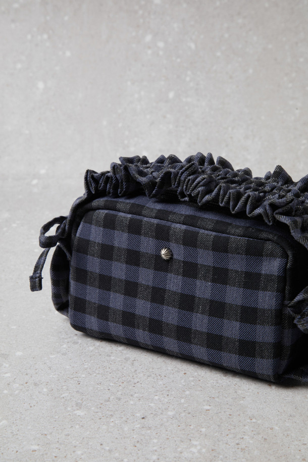 Fev (페브) Ruffle (러플) tiny bag(navy)은 여성스러움을 강조하는 미니백입니다. 네이비 컬러의 이 가방은 걸리시, 미니멀, 로맨틱한 스타일 연출에 적합하며, 데이트룩, 카페룩, 모임룩 등 다양한 TPO에 활용할 수 있습니다. 러플 디테일과 리본 장식이 특징이며, 미니멀한 사이즈에 러플 길이 조절, 드로스트링 사이드 디테일, 중앙 Fev (페브) 장식으로 포인트를 더했습니다. 가벼운 소지품을 휴대하기 좋으며, 미니백, 파우치, 클러치로도 활용 가능합니다. 조임용 끈으로 가방을 잠글 수 있습니다.
