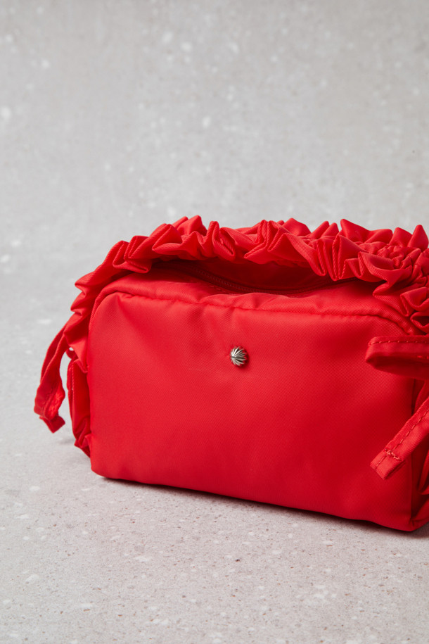 Fev(페브) 러플 미니 백(레드)은 당신의 스타일을 완성해 줄 사랑스러운 미니 백입니다. 미니멀한 디자인에 러플과 리본 디테일이 더해져 걸리시하고 클래식한 무드를 연출합니다. 가벼운 소지품을 휴대하기 좋으며, 러플 길이 조절 및 드로스트링 사이드 디테일로 실용성을 높였습니다. 중앙의 Fev(페브) 장식이 돋보이는 이 미니 백은 데이트룩, 쇼핑룩에 포인트 아이템으로 활용하기 좋습니다. 조임끈 방식으로 간편하게 열고 닫을 수 있으며, 미니백, 파우치, 클러치로 다양하게 활용 가능합니다.
