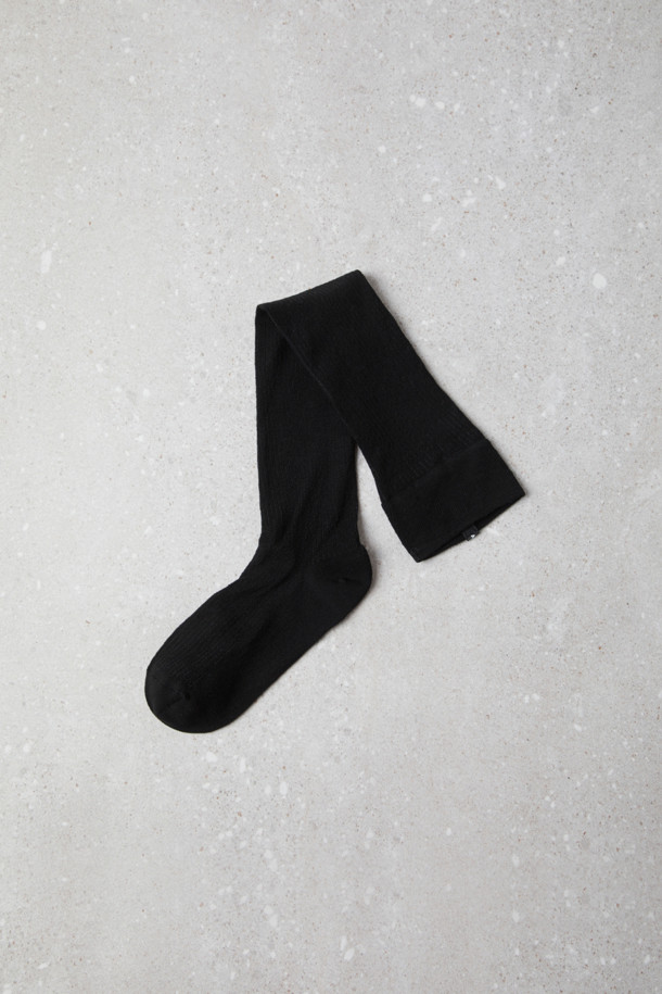 Fev 쉬어 니삭스(블랙)는 여성스러운 스타일을 연출하고 싶은 분들을 위한 아이템입니다. 얇은 시스루 소재로 제작되어 부드러운 촉감을 선사하며, 다리를 길고 슬림하게 보이도록 돕습니다. 가을에는 단독으로, 겨울에는 언더삭스로 레이어링하여 다양한 스타일을 연출할 수 있습니다. 데이트룩이나 겨울 데일리룩에 매치하여 미니멀, 로맨틱, 클래식한 무드를 더해보세요.
