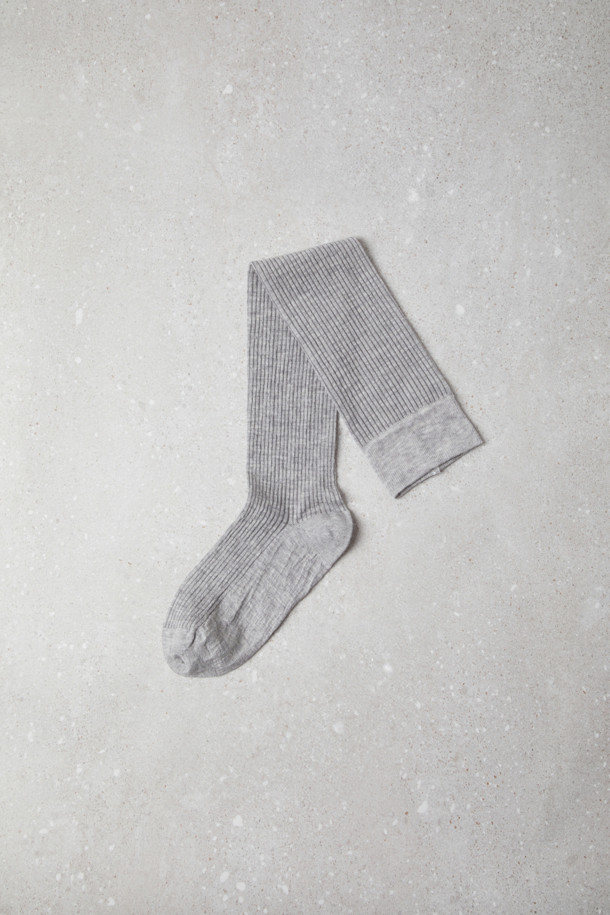 Fev 시어 무릎 양말(그레이)는 부드러운 소재로 제작되어, 다리를 길고 슬림하게 연출해 주는 여성스러운 실루엣의 니삭스입니다. 가을, 겨울철 데일리룩에 미니멀하면서도 걸리시한 스타일을 더해줍니다. 시스루 소재와 무지 패턴으로 다양한 코디에 활용하기 좋으며, 레이어링하여 포인트를 줄 수 있습니다. 특히, 그레이 컬러는 어떤 옷에도 잘 어울려 활용도가 높습니다. 단품으로 구성되어 있습니다.
