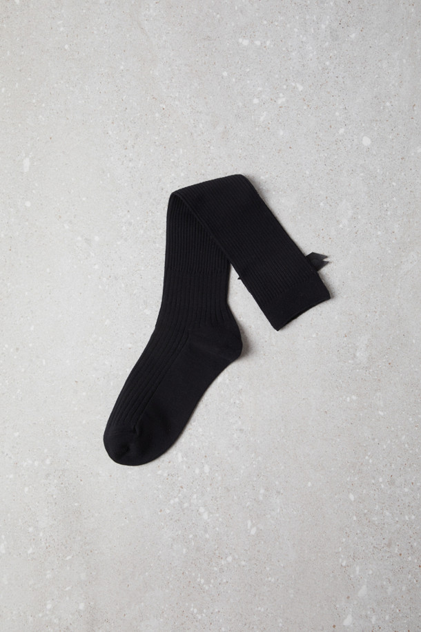 Fev 리본 무릎 양말(블랙)은 Fev 시그니처 디자인으로, 무릎 아래까지 오는 니삭스입니다. 부드러운 니트 소재로 제작되어 봄, 가을, 겨울 계절에 착용하기 좋으며, 신축성이 있어 편안한 착용감을 제공합니다. 양말 옆면에는 리본 디테일이 포인트로 들어가 있어, 베이직하면서도 걸리시한 스타일을 연출합니다. 데이트룩, 겨울 데일리룩, 모임룩 등 다양한 TPO에 클래식, 미니멀, 걸리시한 스타일로 매치하기 좋습니다.

