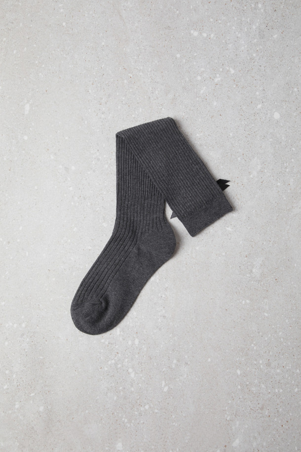 Fev 리본 무릎 양말(grey)는 부드러운 니트 소재로 제작되어 봄, 가을, 겨울, 세 계절에 걸쳐 착용하기 좋은 여성용 양말입니다. 톤 다운된 그레이 컬러에 무지 디자인으로 어떤 스타일에도 자연스럽게 매치할 수 있습니다. 무릎 아래 기장으로 다리가 길어 보이는 효과를 주며, 사이드 리본 디테일이 페미닌한 포인트를 더합니다. 신축성이 뛰어나 편안한 착용감을 선사하며, 데이트룩이나 겨울 데일리룩에 걸리시하고 클래식한 무드를 더해줍니다. Fev 시그니처 디자인으로 제작되어 소장 가치를 높였습니다.
