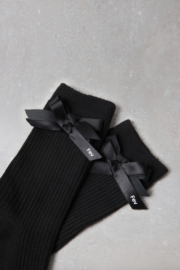Fev 리본 미드 삭스(블랙)는 여성스러운 스타일을 완성해 줄 얇은 두께의 블랙 컬러 양말입니다. 부드러운 니트 소재로 제작되어 편안한 착용감을 선사하며, 발목 길이에 사이드 리본 디테일이 더해져 걸리시한 포인트를 더했습니다. 미니멀, 클래식 스타일의 데이트룩, 동네 마실룩, 카페룩에 매치하여 세련된 룩을 연출해보세요. 사계절 내내 활용하기 좋은 아이템으로, 유연한 니트 조직이 발을 부드럽게 감싸줍니다.
