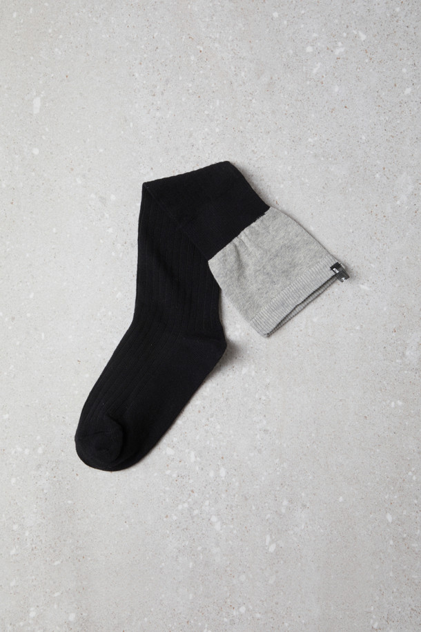 Fev 레이어드 미드 삭스(블랙)는 일상에서 편안하게 착용하기 좋은 캐주얼 양말입니다. 면, 나일론, 스판덱스 혼방 소재로 제작되어 부드러운 촉감과 신축성을 제공하며, 사계절 내내 활용 가능합니다. 양말 상단 레이어링 디자인이 특징이며, 발등부터 종아리까지 여유 있는 핏으로 자연스러운 실루엣을 연출합니다. 가벼운 착용감으로 동네 마실룩과 미니멀한 스타일에 매치하기 좋습니다. 블랙 색상으로 어떤 옷에도 쉽게 코디할 수 있습니다.
