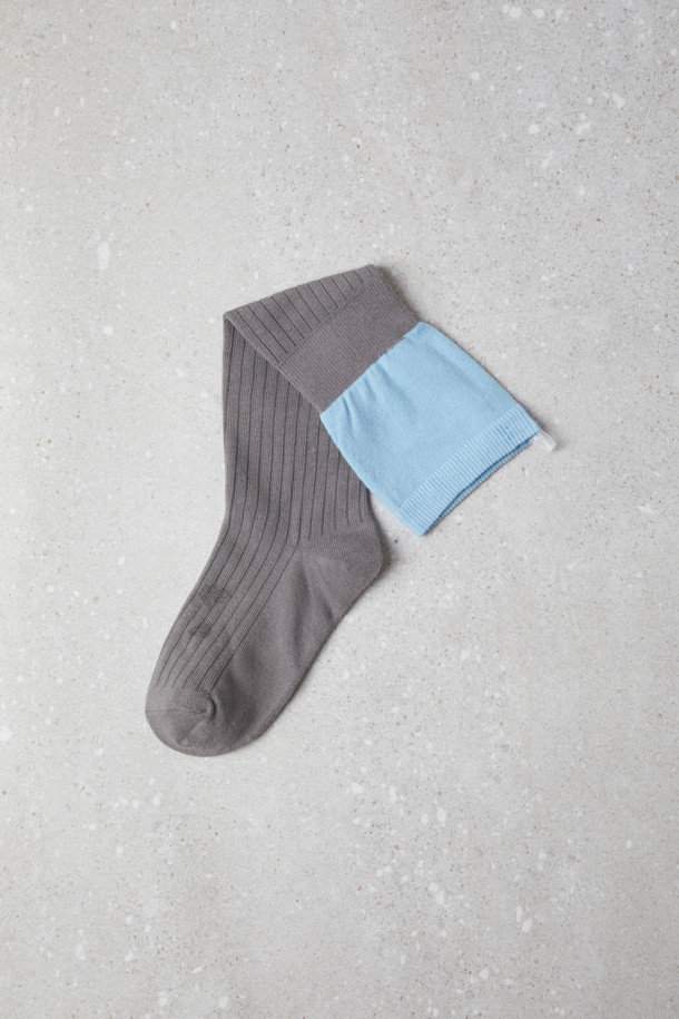 Fev 레이어드 미드 삭스(grey)는 상단 레이어링 디자인과 톤 배색이 돋보이는 중목 양말입니다. 발등부터 종아리까지 여유 있는 핏으로 편안한 착용감을 선사하며, 한 켤레만으로 레이어드 효과를 연출합니다. 자연스럽게 흘러내리는 실루엣으로 캐주얼한 스타일을 완성하며, 동네 마실룩 또는 집콕룩에 적합합니다. 회색과 하늘색 두 가지 컬러 옵션으로 만나보세요. 미니멀한 스타일을 즐기는 분들께 추천합니다.
