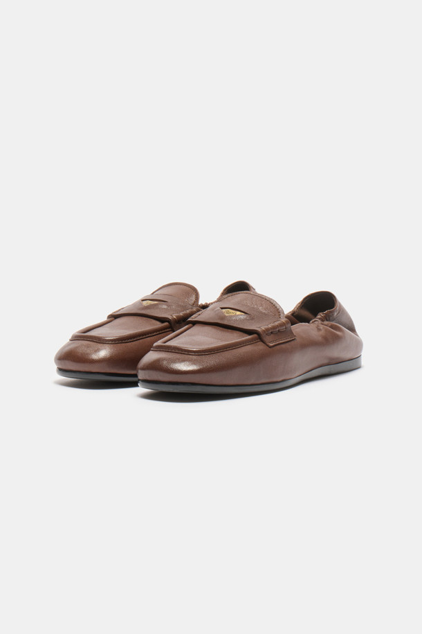 **빈티지 플랫(브라운)**

부드러운 소가죽 소재의 빈티지 무드 플랫 슈즈입니다. 라운드 앞코와 로우컷 디자인으로 여성스러운 분위기를 연출하며, 데일리룩에 편안하게 매치하기 좋습니다. 2cm 로우힐과 유연한 아웃솔로 편안한 착용감을 선사합니다. 발등 밴드의 삼각형 엔틱 장식과 자연스러운 주름 디테일이 돋보이며, 브라운 컬러와 슬립온 스타일로 쇼핑, 카페룩, 캐주얼, 클래식 등 다양한 스타일에 활용하기 좋습니다.
