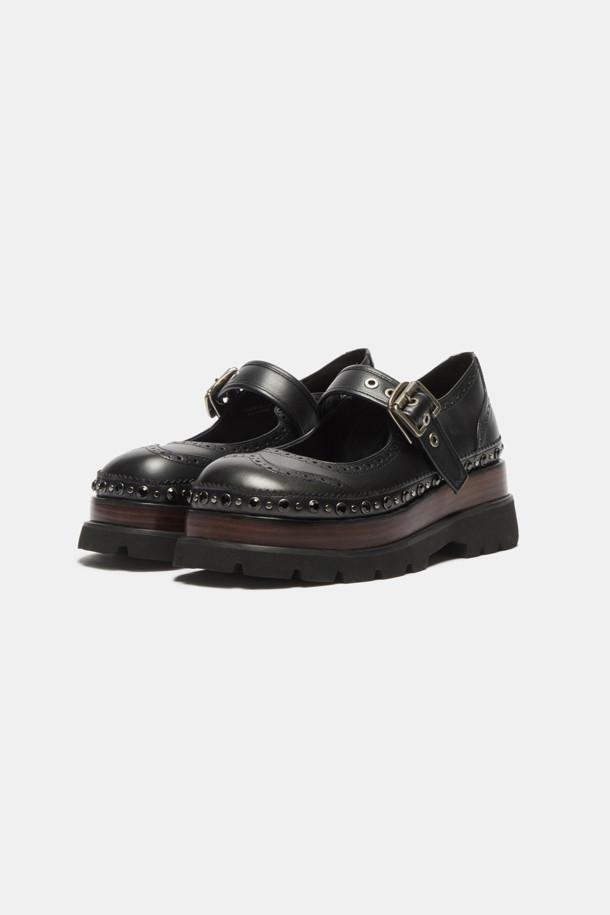 Chunky mary jane loafer(black)는 여성스러운 매력과 시크한 분위기를 동시에 연출하는 메리 제인 로퍼입니다. 소가죽 소재로 제작되어 고급스러우며, 펀칭 디테일과 스터드 장식이 돋보입니다. 굽 타입은 청키힐로 안정적인 착화감을 제공하며, 블랙과 브라운 두 가지 색상으로 출시되었습니다. 출근룩, 모임룩, 데이트룩 등 다양한 TPO에 클래식, 캐주얼, 시크한 스타일을 더해 세련된 룩을 완성해 보세요.
