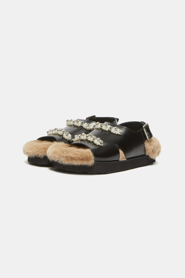 Furridge jewelry sandal(black)는 부드러운 소가죽과 고급스러운 인조 퍼 소재로 제작된 여성 샌들입니다. 블랙 컬러에 오픈형 디자인으로, 데이트룩과 모임룩에 세련된 포인트를 더합니다. 안감 전체가 퍼로 마감되어 뛰어난 보온성을 제공하며, 진주와 보석 장식이 더해져 고급스러운 분위기를 연출합니다. 클래식, 미니멀, 로맨틱 스타일을 즐기는 여성분들께 추천하며, 겨울철에도 스타일리시함을 놓치지 않도록 돕습니다.
