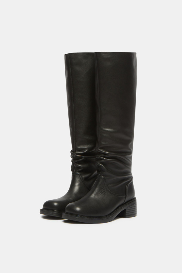 **Slouch detail long boots(black) - 슬라우치 디테일 롱 부츠(블랙)**

부드러운 소가죽 소재의 여성 롱부츠입니다. 라운드 토우에 청키힐로 안정적인 착화감을 선사하며, 발목 부분의 자연스러운 슬라우치 디테일이 특징입니다. 블랙 컬러로 어떤 룩에도 쉽게 매치할 수 있으며, 지퍼나 별도의 여밈 없이 편안하게 착용 가능합니다. 겨울철, 출근룩, 모임룩, 데이트룩 등 다양한 TPO에 클래식, 미니멀, 시크 스타일을 연출해보세요. 스커트, 슬림 팬츠, 부츠컷 팬츠, 니트 원피스, 롱코트 등과 코디하여 스타일리시함을 더할 수 있습니다.
