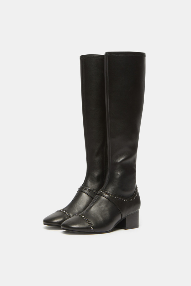 세련된 무드를 연출하는 스터드 롱 부츠(black)입니다. 부드러운 양가죽과 스판 소재의 조화로 편안한 착화감을 선사하며, 라운드 토우 디자인과 청키힐 굽으로 페미닌한 매력을 더했습니다. 가을, 겨울 시즌 데이트룩, 모임룩, 오피스룩 등 다양한 TPO에 활용하기 좋습니다. 롱 부츠 탑라인과 슬림핏 디자인이 다리를 더욱 길고 날씬하게 보이게 하며, 스터드/찡 디테일이 시크하면서도 세련된 스타일을 완성합니다. 클래식, 미니멀, 시크 스타일에 매치하여 자신만의 스타일을 연출해보세요.
