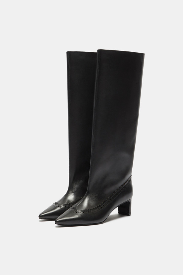 세련된 스타일을 완성하는 브로그 디테일 롱 부츠(블랙)입니다. 부드러운 소가죽 소재로 제작되어 편안한 착화감을 선사하며, 슬림한 실루엣이 다리 라인을 더욱 돋보이게 합니다. 포인티드 앞코와 미들힐 굽은 클래식하면서도 우아한 무드를 연출합니다. 가을, 겨울 시즌 오피스룩, 모임룩, 데이트룩에 모두 잘 어울리며, 다양한 스타일을 소화할 수 있는 매력적인 아이템입니다. 플라워 패턴이 은은하게 더해져 세련된 포인트를 더합니다.
