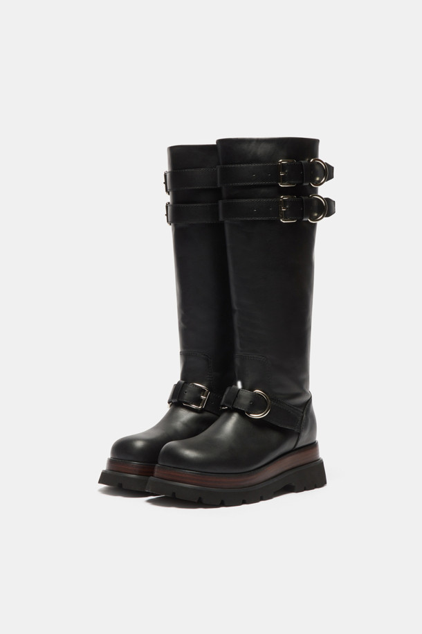 세련된 무드의 척키 롱 부츠(black)입니다. 부드러운 소가죽 소재에 은은한 광택감이 더해져 고급스러운 분위기를 자아냅니다. 라운드 앞코 디자인과 6cm 청키힐이 편안하면서도 다리 라인을 예쁘게 잡아줍니다. 상단과 발목 라인의 메탈 버클 스트랩이 클래식한 포인트를 더하며, 넉넉한 발볼로 편안한 착화감을 선사합니다. 가을, 겨울 시즌 오피스룩, 모임룩, 데이트룩 등 다양한 스타일에 시크하고 미니멀하게 매치하여 스타일리시함을 완성해보세요.
