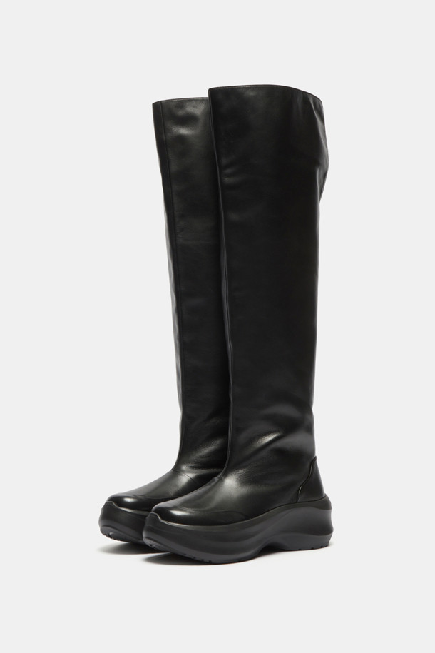 세련된 블랙 컬러의 하이 스니커즈 롱 부츠입니다. 부드러운 소가죽 소재로 제작되어 편안한 착용감을 선사하며, 라운드 토 디자인으로 발을 더욱 안정감 있게 감싸줍니다. 캐주얼, 스포티, 미니멀 스타일 모두 소화 가능한 슬림핏 부츠로, 겨울철 데일리룩에 포인트를 더해줍니다. 통굽 디자인으로 다리가 길어 보이는 효과를 주며, 싸이하이 탑라인이 시크한 매력을 더합니다.
