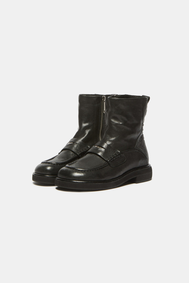 세련된 스타일을 완성하는 빈티지 앵클 부츠(블랙)입니다. 부드러운 소가죽 소재로 제작되어 은은한 광택과 고급스러운 질감을 선사합니다. 와이드 앞코와 발볼 디자인으로 편안한 착용감을 제공하며, 페니로퍼 디테일이 돋보이는 모던하면서도 클래식한 디자인입니다. 가을, 겨울 시즌 데일리룩, 출근룩, 모임룩 등 다양한 TPO에 시크하고 미니멀한 스타일을 더해보세요.
