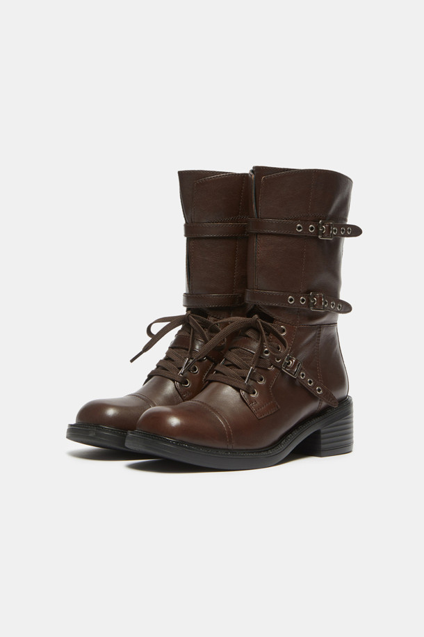 세련된 스타일을 완성하는 벨티드 바이커 부츠(브라운)입니다. 부드러운 양가죽 소재와 라운드 토우 디자인으로 편안한 착용감을 선사하며, 미드컷 탑라인과 사이드 지퍼, 버클 디테일로 포인트를 더했습니다. 가을, 겨울 시즌 데일리룩에 포인트 주기 좋으며, 캐주얼, 클래식, 미니멀 스타일 모두 소화 가능합니다. 출근룩과 모임룩에 시크함을 더해보세요. 청키힐과 벨트 디테일이 돋보이는 워싱 처리된 브라운 컬러의 바이커 부츠입니다.
