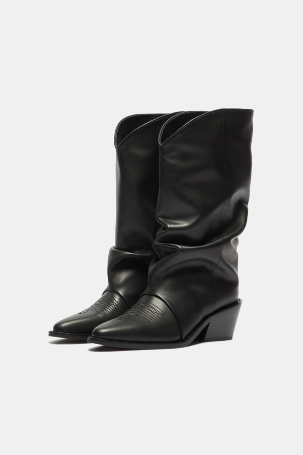 세련된 여성의 발을 위한 블랙 웨스턴 앵클 부츠입니다. 소가죽과 스판덱스 소재로 제작되어 편안함과 스타일을 동시에 잡았습니다. 포인티드 토우와 각진 굽, 자수 디테일이 클래식하면서도 시크한 무드를 연출합니다. 데이트룩이나 모임룩에 매치하여 세련된 스타일을 완성해보세요. 투웨이 디자인으로 다양한 스타일을 연출할 수 있습니다.
