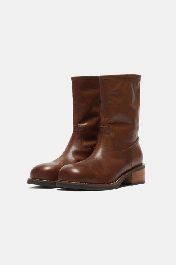 **레트로 앵클 부츠(브라운)**는 가을, 겨울 당신의 일상과 출근룩을 책임질 여성 앵클부츠입니다. 부드러운 소가죽 소재와 4cm 미들힐 굽으로 편안함과 안정감을 선사하며, 소프트 스퀘어 또는 라운드 앞코 디자인으로 세련된 멋을 더했습니다. 워싱 가공으로 빈티지 무드를 연출하며, 발볼이 여유 있어 편안한 착용감을 제공합니다. 클래식, 캐주얼, 미니멀 스타일을 모두 아우르는 브라운 컬러의 무지 디자인으로 다양한 룩에 매치하기 좋습니다.
